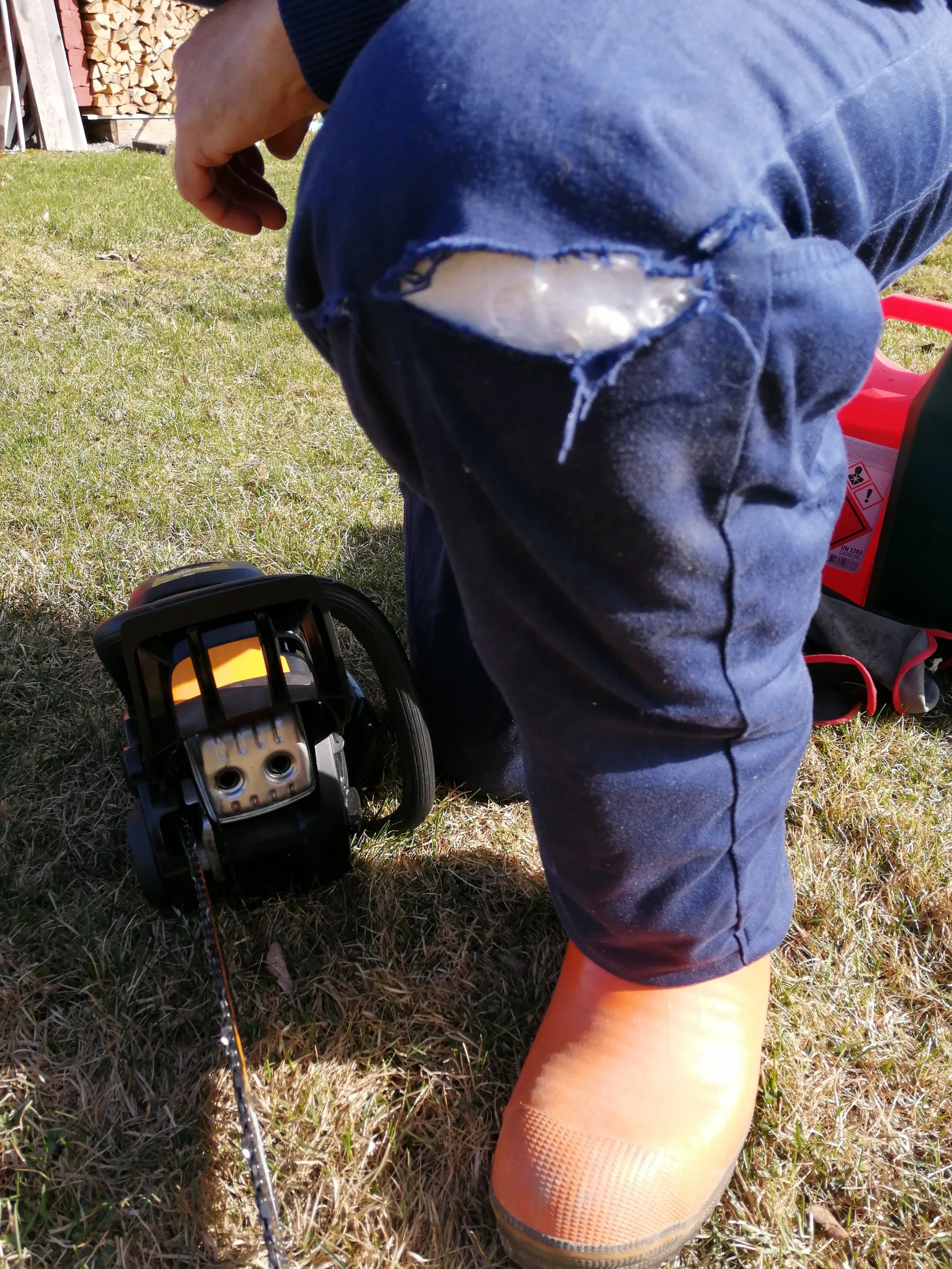 moottorisahasuojaneulos-toiminnassa-2 Moottorisahasuojaneulos pysäyttää ketjusahan osumatilanteessa