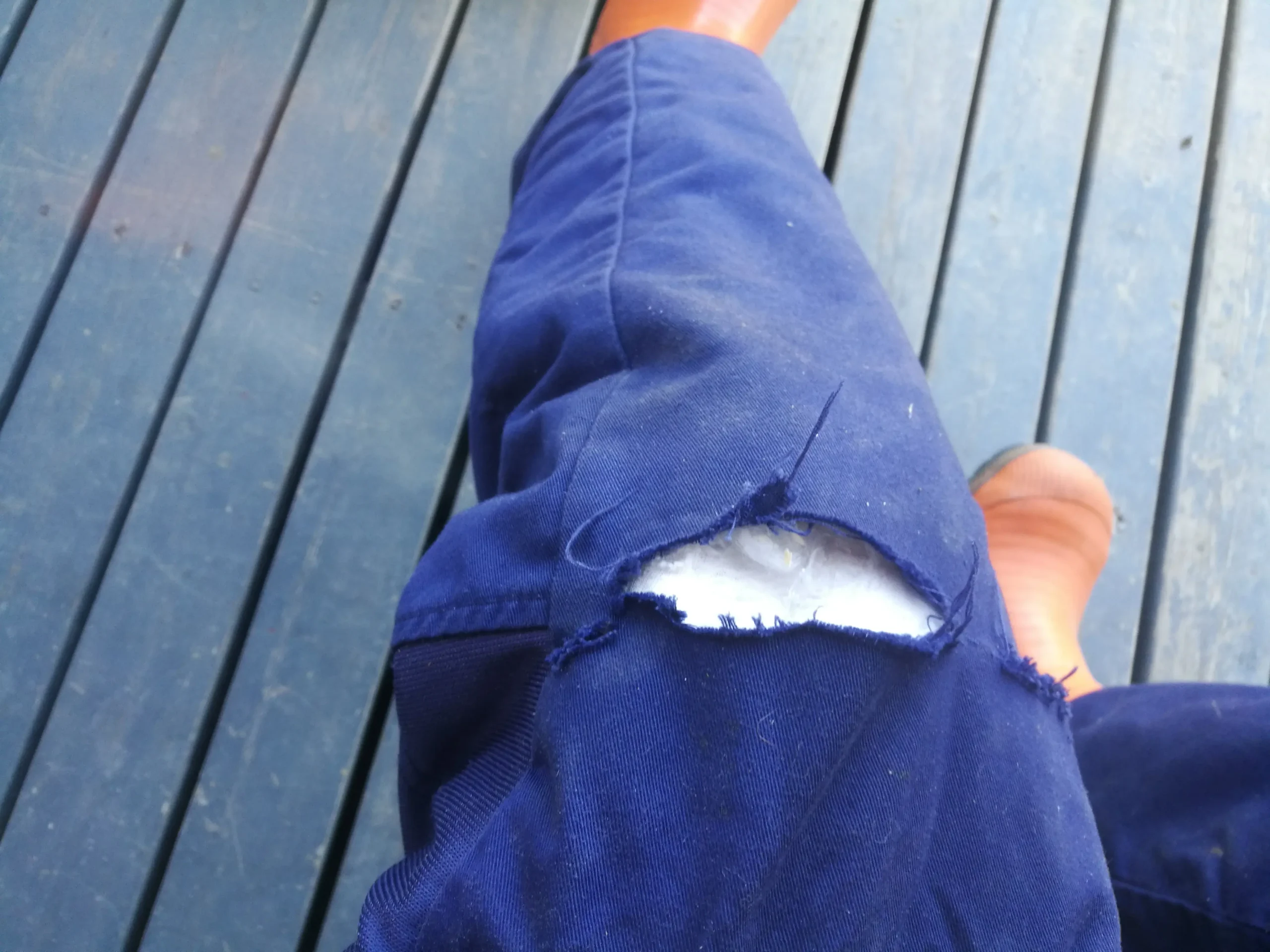 moottorisahasuojaneulos-toiminnassa Moottorisahasuojakankaan valkoinen pysäytysmateriaali suojavaatteessa